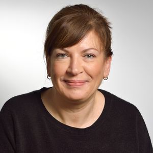 Elaine Lynch support team